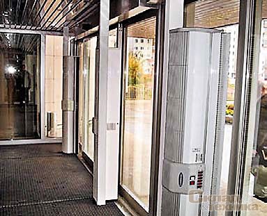 Горизонтальные и вертикальные тепловые завесы General, расположенные у дверных проемов входа в здание