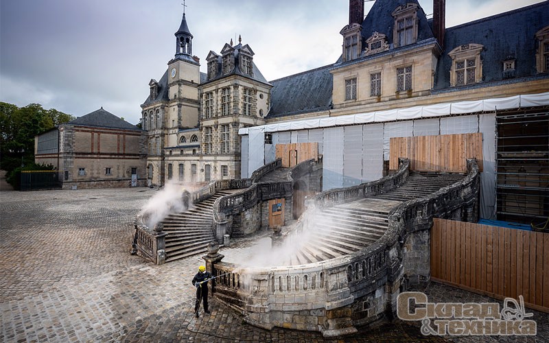 В рамках спонсорской программы по сохранению объектов культурного наследия компания Kärcher выполнила работы по очистке лестницы-подковы во дворце Фонтенбло