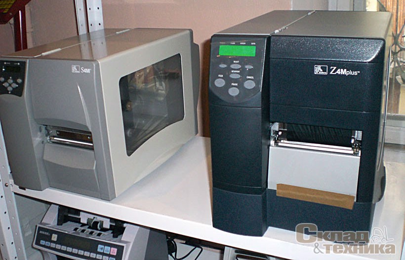 Принтеры штрих-кода полупромышленного класса Zebra Z4М (слева) и промышленного класса Zebra Z4M Plus