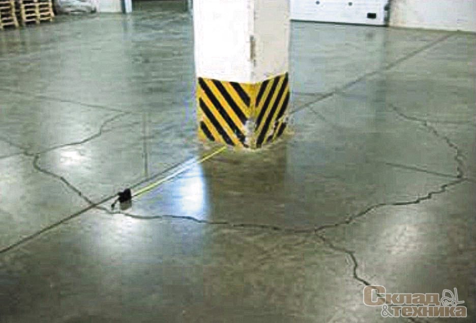 [b]Рис. 1[/b] Сквозные структурные трещины  в бетонном полу