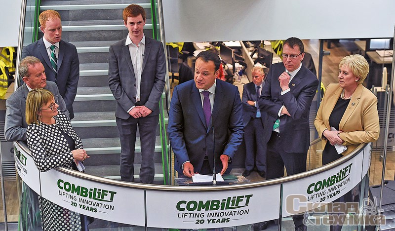 Премьер-министр Ирландии Лео Варадкар поздравляет сотрудников и гостей Combilift с открытием нового завода