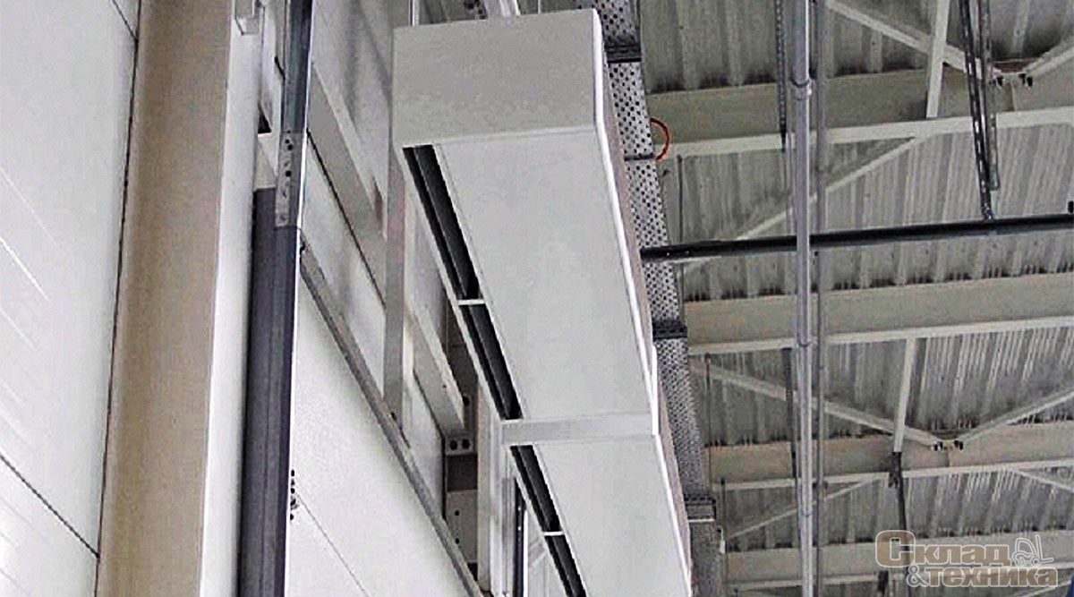 Рис. 8б. Размещение воздушной и тепловой завес над проемом в случае применения вертикального типа подъема секционных ворот