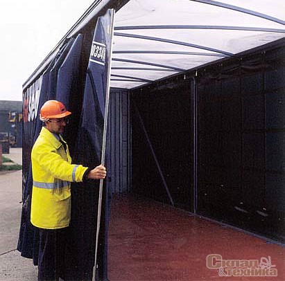 Грузы в контейнере со съемными стенками надежно защищены от атмосферных осадков