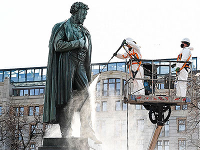 Памятник А. С. Пушкину очищен после зимы с использованием оборудования Kärcher
